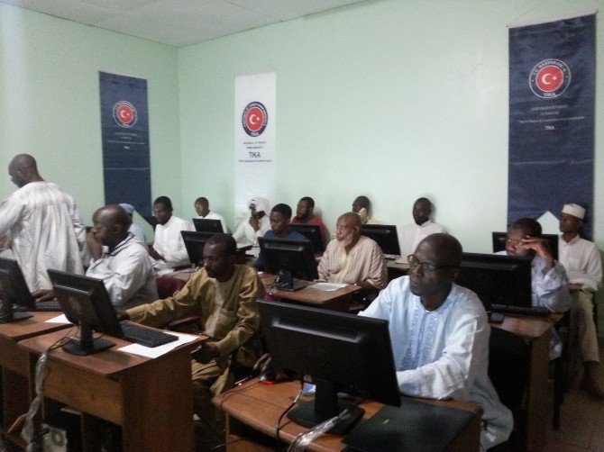 Kamerun’da Acec Derneğinin Kültür Merkezine Bilgisayar Sınıfı Kuruldu