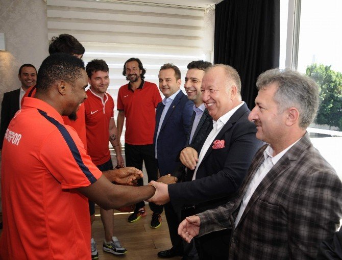 Eto’o’ya 50 Tl Bayram Harçlığı