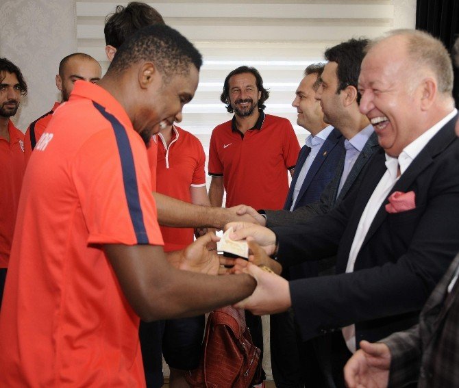Eto’o’ya 50 Tl Bayram Harçlığı