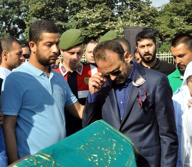 Hükümlü Karagümrük Çetesi Lideri, Annesinin Cenazesine İzinli Katıldı