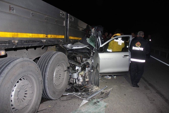 Kamyonet Yardım İçin Duran Tır’a Çarptı: 1 Ölü