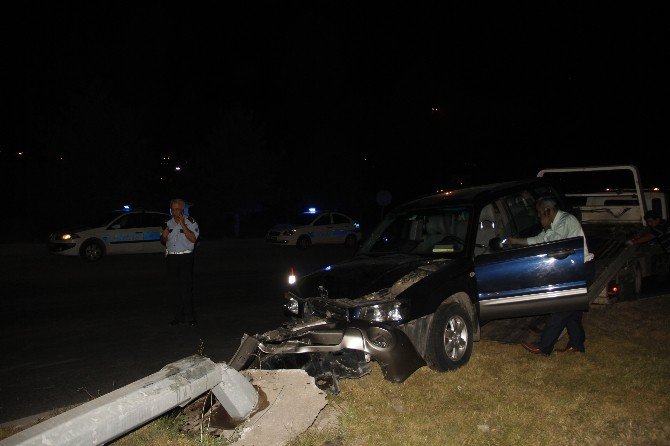 Otomobil Elektrik Direğini Devirdi: 4 Yaralı