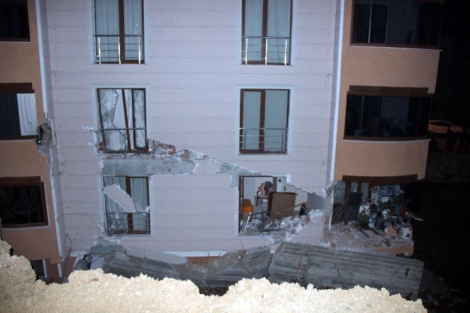 Tonlarca Ağırlığındaki İstinat Duvarı Apartmana Devrildi