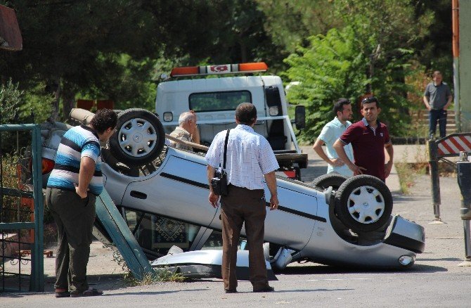 Yokuş Aşağı Kayan Otomobil, Okul Duvarına Çarparak Takla Attı