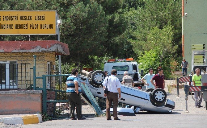 Yokuş Aşağı Kayan Otomobil, Okul Duvarına Çarparak Takla Attı