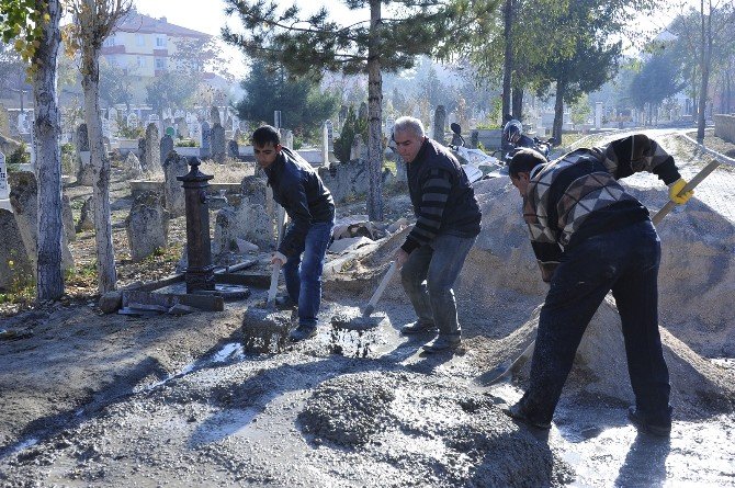 Karaman Belediyesi’nden Mezarlık Düzenlemesi
