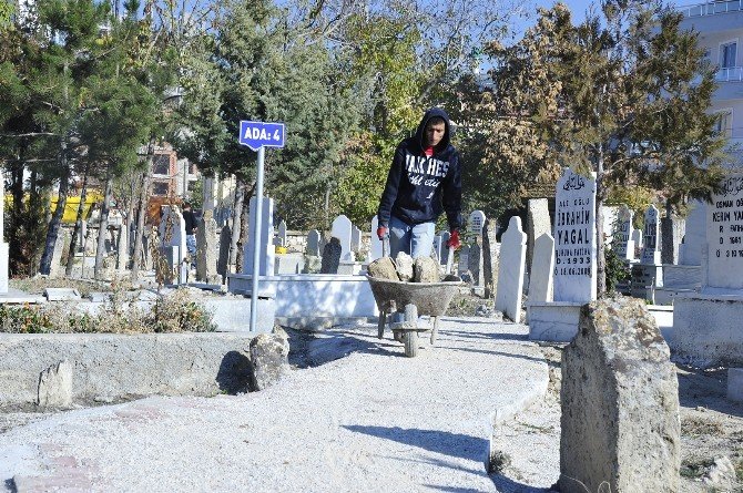 Karaman Belediyesi’nden Mezarlık Düzenlemesi