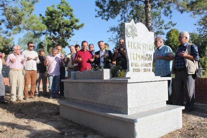 Ünlü Şair Mezarı Başında Anıldı