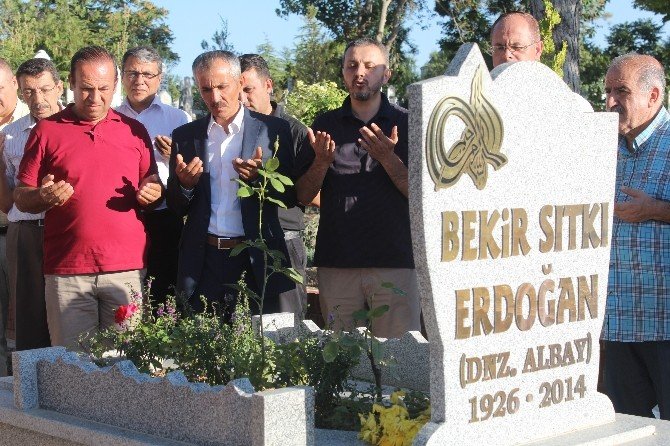 Ünlü Şair Mezarı Başında Anıldı