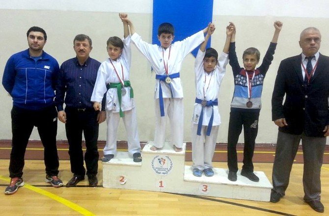 Yalova’da Karate Müsabakaları Nefes Kesti