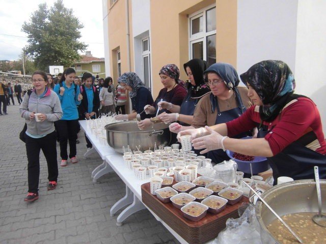 Kargı Fen Lisesi Öğrencileri Aşure Dağıttı