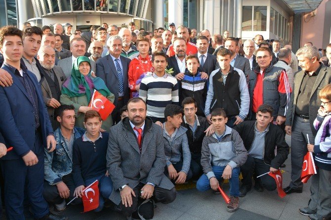 Dünya Şampiyonu Özer’e Krallar Gibi Karşılama