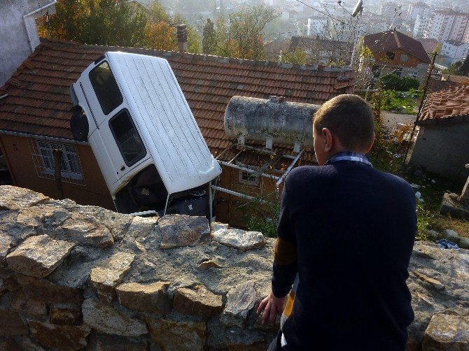 Minibüsüyle Evin Üzerine Uçtu