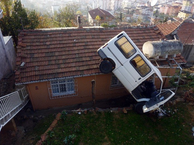 Minibüsüyle Evin Üzerine Uçtu