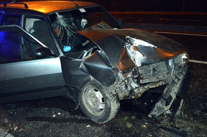 Ambulansa Yol Vermek İsteyen Araç, Park Halindeki Araca Çarptı