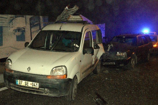 Ambulansa Yol Vermek İsteyen Araç, Park Halindeki Araca Çarptı