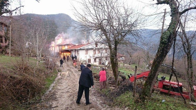Kastamonu’da Üç Ev Yandı