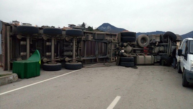 Tuğla Yüklü Tır Devrildi