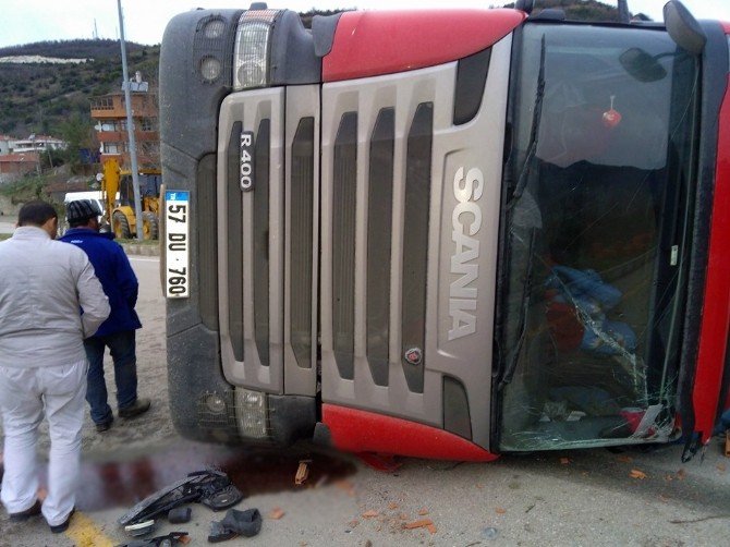 Tuğla Yüklü Tır Devrildi