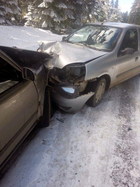 Otomobiller Kafa Kafaya Çarpıştı: 6 Yaralı