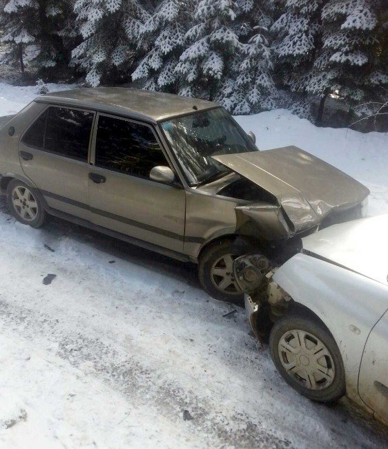 Otomobiller Kafa Kafaya Çarpıştı: 6 Yaralı