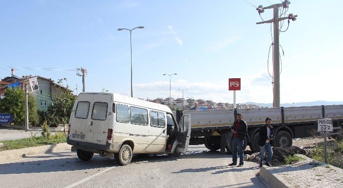 Kastamonu’da Tır İle Minibüs Çarpıştı: 1 Yaralı