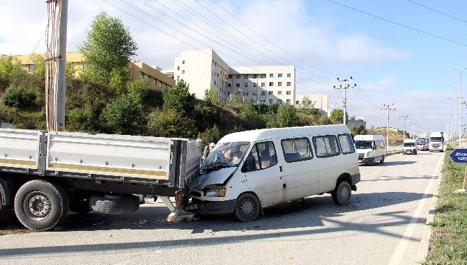 Kastamonu’da Tır İle Minibüs Çarpıştı: 1 Yaralı