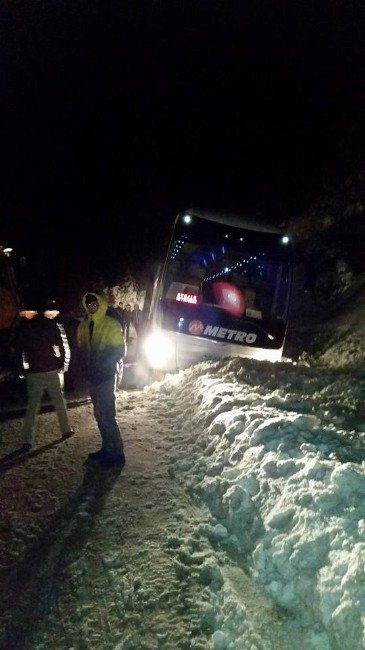Kastamonu’da Yolcu Otobüsü Kara Saplandı