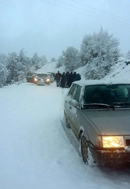 Cenazeye Giden 23 Kişi Karda Mahsur Kaldı