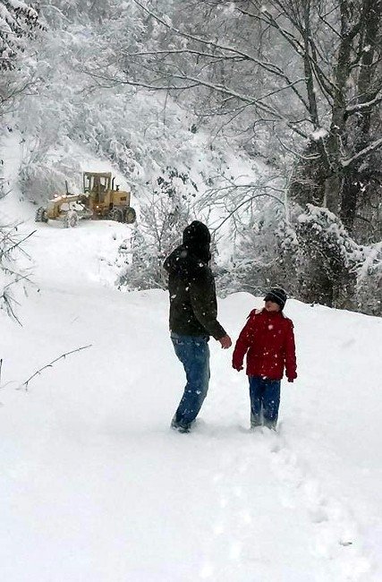 Cenazeye Giden 23 Kişi Karda Mahsur Kaldı