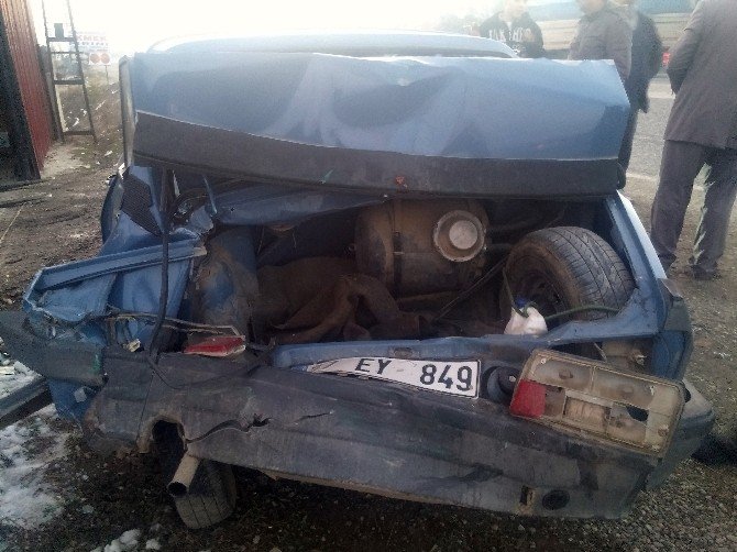 Taşköprü’de Kamyon Otomobile Çarptı: 2 Yaralı