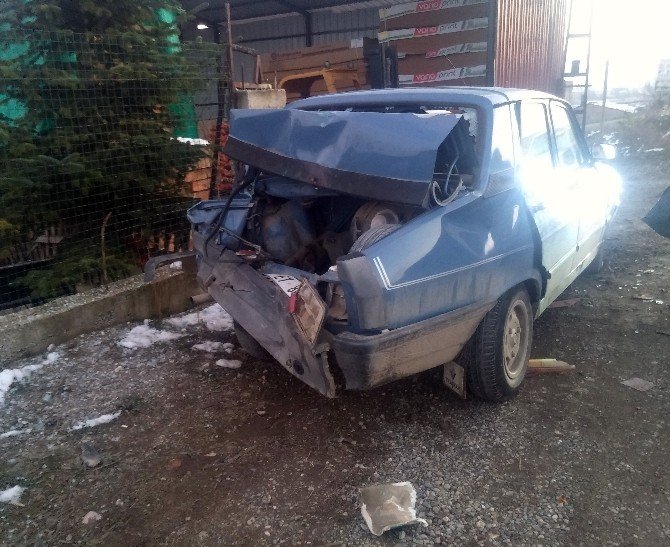 Taşköprü’de Kamyon Otomobile Çarptı: 2 Yaralı