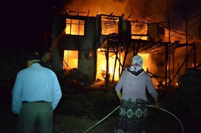Kastamonu’da 2 Katlı Ev Tamamen Yandı
