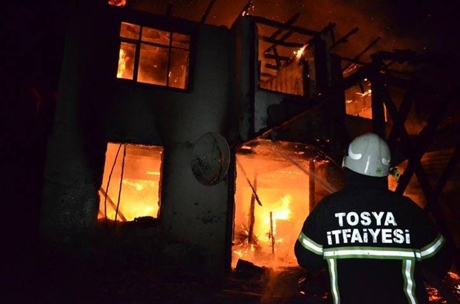 Kastamonu’da 2 Katlı Ev Tamamen Yandı