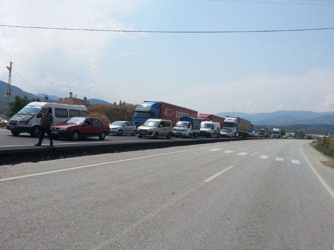 Tosya D-100’de Köylüler Yolu Trafiğe Kapattı