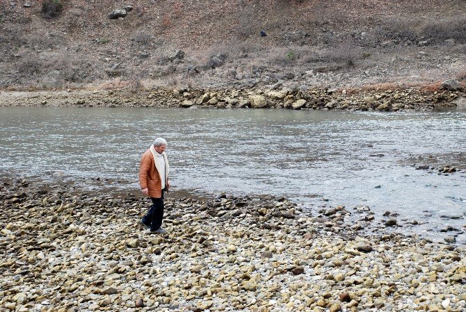 Kayıp Torununu 45 Gündür Kelkit Çayı Kenarında Arıyor