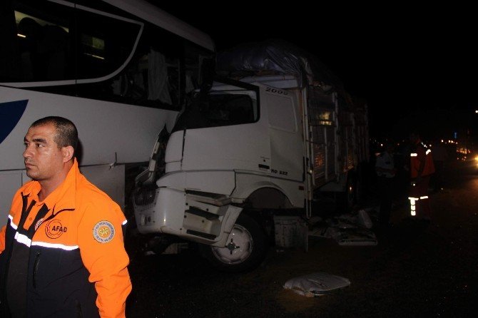 Yolcu Otobüsü İle Kamyon Çarpıştı: 16 Yaralı