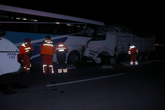 Yolcu Otobüsü İle Kamyon Çarpıştı: 16 Yaralı