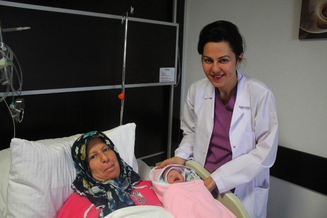 Kanseri Yendi, Tüp Bebek Yöntemiyle 44 Yaşında İkinci Kez Anne Oldu
