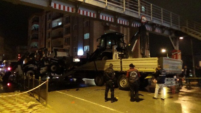 İş Makinesi Taksinin Üzerine Düştü: 1 Ölü