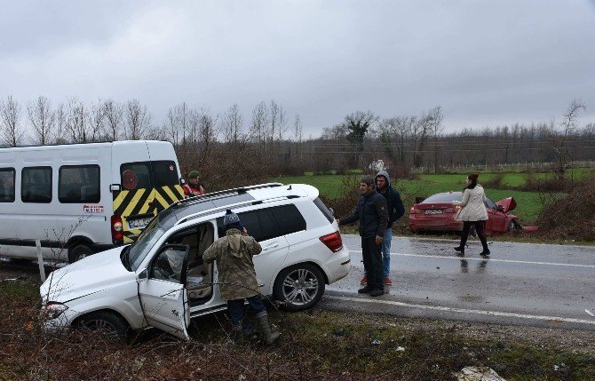 Sinop’ta Trafik Kazası: 2 Yaralı