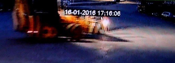 Sakarya’da Kepçe İle Motosiklet Çarpıştı: 1 Ağır Yaralı