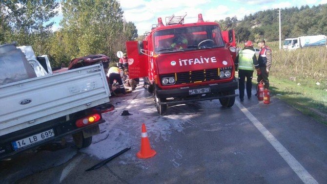 Süt Kamyoneti İle Otomobil Kafa Kafaya Çarpıştı: 1 Ölü, 3 Yaralı