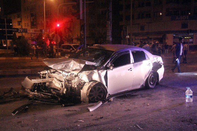 Sakarya’da İki Otomobil Kafa Kafaya Çarpıştı: 3 Yaralı