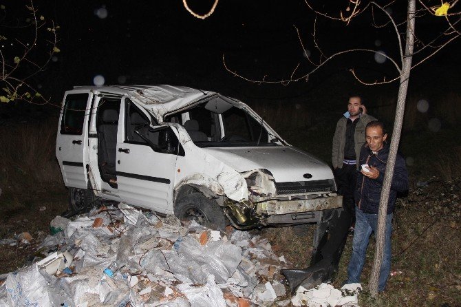 Kamyonet Şarampole Yuvarlandı: 4 Yaralı