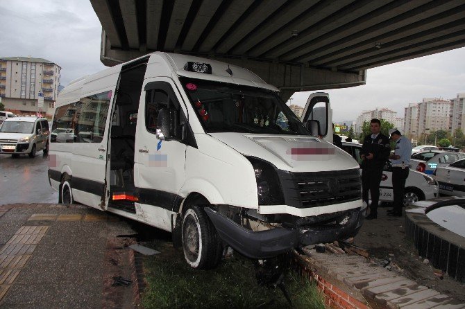 Samsun’da Öğrenci Servisi Kaza Yaptı: 5 Yaralı
