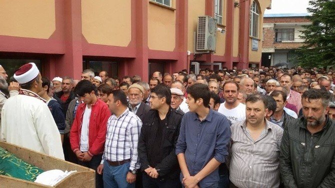 Kamyonun Çarpması Sonucu Hayatını Kaybeden Atv Sürücüsü Son Yolculuğuna Uğurlandı