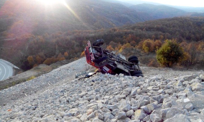 Çorum’da Kamyon Devrildi: 2 Yaralı