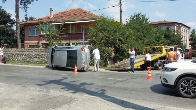 Sakarya’da Otomobil İle Minibüs Çarpıştı: 5 Yaralı