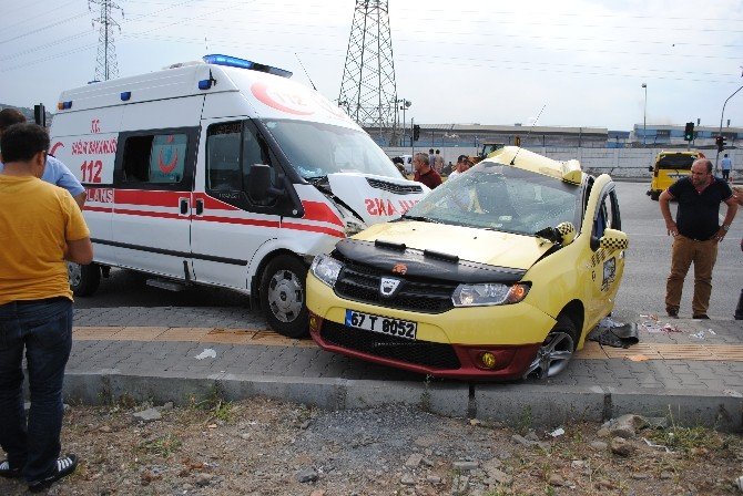 Kaza Yapan Ambulanstaki Sağlıkçılar Yaralıların Yardımına Koştu